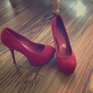 High heeled red pumps (worn once)